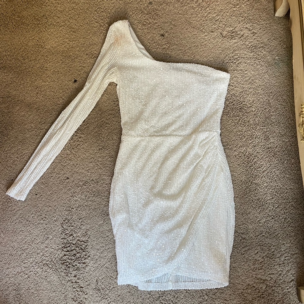 Beautiful one-shoulder sequins white dress.
